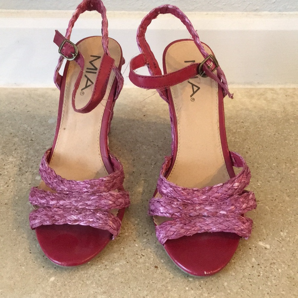 💕MIA Fuchsia Straw Wedges 💕